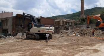 Afyonkarahisar Belediyesi’Nden Kontrolsüz Ve Güvenliksiz Yıkım
