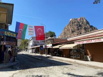Afyonkarahisar Caddeleri Azerbaycan Ve Türk Bayrakları İle Donatıldı
