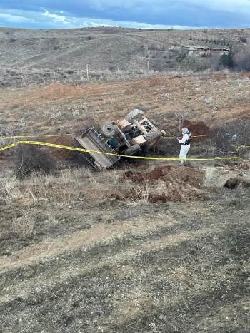 Afyonkarahisar’Da Ağaç Çukuru Kazarken Devrilen Kepçenin Operatörü Hayatını Kaybetti
