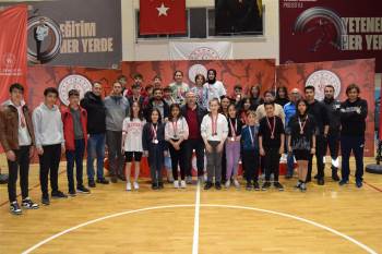 Afyonkarahisar’Da Badminton Turnuvası Tamamlandı
