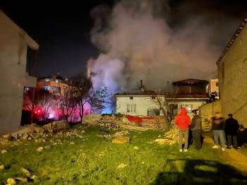 Afyonkarahisar’Da İki Katlı Binada Çıkan Yangın Korkuttu
