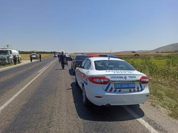 Afyonkarahisar’Da Kafa Kafaya Çarpışan İki Otomobilde 8 Kişi Yaralandı
