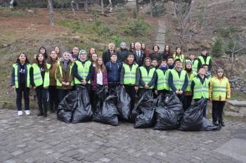 Afyonkarahisar’Da Öğrenciler Çöp Toplayarak Meydan Okuyor
