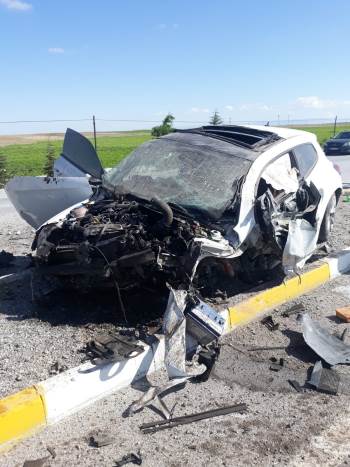 Afyonkarahisar’Da Otomobil Bariyerlere Çarptı: 3 Ağır Yaralı
