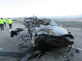Afyonkarahisar’Da Otomobil Tıra Çarptı: 1 Ölü, 2 Yaralı
