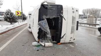 Afyonkarahisar’Da Servis Otobüsü Devrildi: 10 Yaralı
