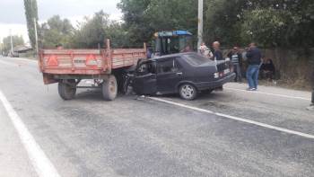 Afyonkarahisar’Da Traktör İle Otomobil Çarpıştı: 5 Yaralı
