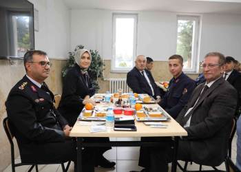 Afyonkarahisar Valisi Yiğitbaşı Mehmetçik İle Yemek Yedi
