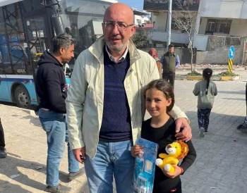 Ak Parti Çadır Kentlerdeki Çocukları Sevindiriyor
