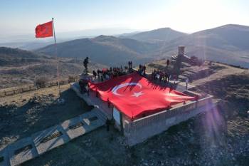 Akut’Tan 294 Metrelik Dev Türk Bayrağı İle Anma Töreni
