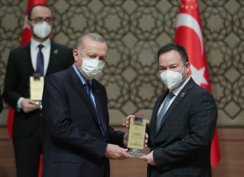 Altay Tayfun Özcan Ödülünü Cumhurbaşkanı Erdoğan’In Elinden Aldı
