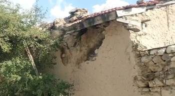 Altıntaş Depreminde Afyonkarahisar’Daki Bir Köyde Ahır Duvarı Yıkıldı
