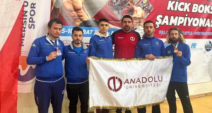 Anadolu Üniversitesi Kick Boks Takımı madalyayı aldı