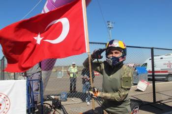 Asker Üniforması Giyip, Türk Bayrakları İle Motosiklet Gösterisi Yaptılar
