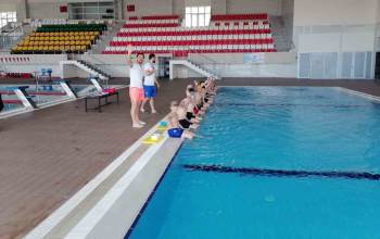 Aslanapa’Da 60 Ortaokul Öğrencisi Yüzme Öğreniyor
