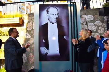 Atatürk’Ün Resimleri Ve Sözlerinin Sergilendiği 100. Yıl Duvarı Açıldı
