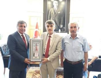 Başkan Arif Teke Rektör Prof.Dr. Kazım Uysal’A El Yapımı Tablo Hediye Etti
