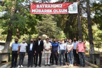Başkan Bakkalcıoğlu, Mezarlık Ziyaretine Gelen Vatandaşlarla Bir Araya Geldi
