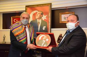 Başkan Bakkalcıoğlu’Na Yörük Poşusu Hediye Ettiler
