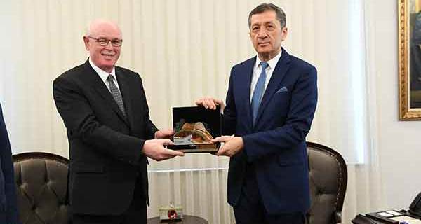 Başkan Kazım Kurt, Milli Eğitim Bakanı Ziya Selçuk'u ziyaret etti