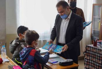 Başkan Şahin, Çocuklara ’Akıl’ Ve ’Zeka’ İsimli Kitapları Dağıttı
