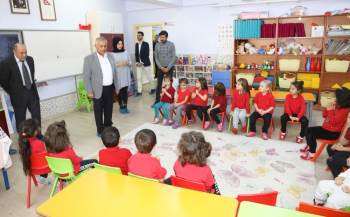 Başkan Zeybek İlkokul Öğrencilerini Ziyaret Etti
