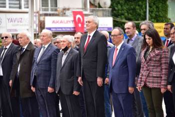 Bazı Parti Ve Stk’Lar Atatürk Anıtı’Na Çelenk Sundu
