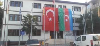Belediye Binasına Dev Türk Bayrağının Yanına Dev Azerbaycan Bayrağı Da Asıldı
