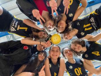 Belediye Kız Voleybol Takımı’Nın Başarısı

