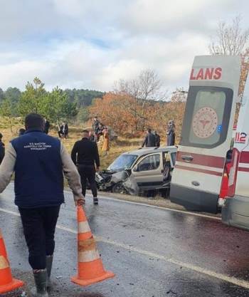 Bilecik’Te Hafif Ticari Araçla Yolcu Midibüsü Çarpıştı: 5 Yaralı
