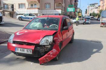 Bilecik’Te Minibüs İle Otomobil Çarpıştı: 1 Kişi Yaralandı
