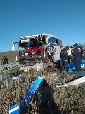 Bilecik’Te Yolcu Otobüsü Bariyerlere Çarptı: 14 Kişi Yaralandı
