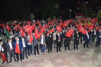 Bilecikliler O Günkü Gibi Ellerindeki Türk Bayraklarıyla Cumhuriyet Meydanını Doldurdu
