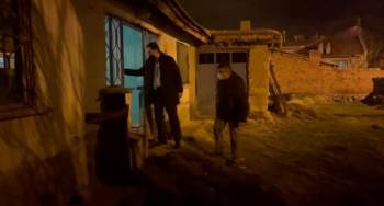 Bolvadin’De Gece Vatandaşların Kapılarına Erzak Bırakan Kişi Kaymakam Çıktı
