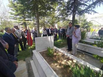 Bolvadin’De Protokol Önce Şehitlere Dua Etti Ardından Mezarları Temizledi
