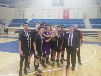 Bozüyük’Te Futsal Şampiyonu Kumral Abdal Anadolu Lisesi Oldu
