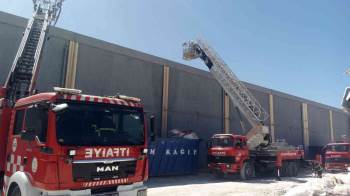 Cam Üretimi Yapan Fabrikada Yangın: 1 İşçi Dumandan Etkilendi, 1 İşçi De Yüksekten Düşerek Yaralandı
