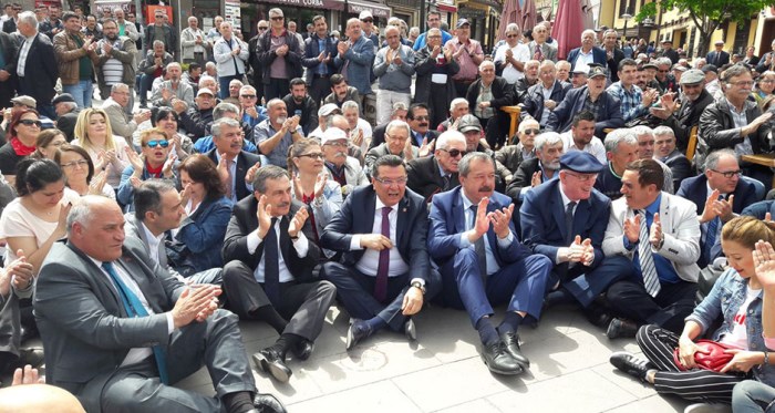 CHP'liler Eskişehir'de 16 Nisan referandumunu protesto etti