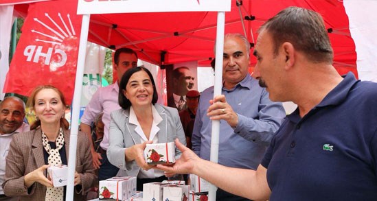 CHP Milletvekili adaylarından vatandaşlara kandil simidi