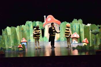 Çocuklara ‘Arı Maya’ Tiyatro Oyunuyla Kahkaha Dolu Bir Gün Geçirdi
