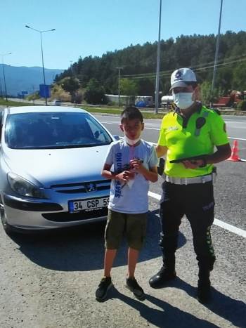 Çocuklara Kırmızı Düdük Dağıttılar, Trafik Kazalarına Dikkat Çektiler
