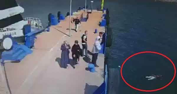Denize atlayan kadını gemi görevlisi kurtardı