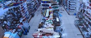 Deprem Anında Marketteki Raflardan Ürünler Böyle Yere Düştü
