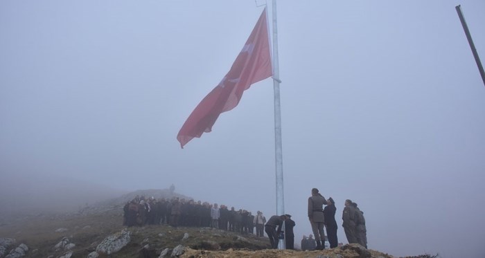 Dev Türk bayrağı gönlere çekildi