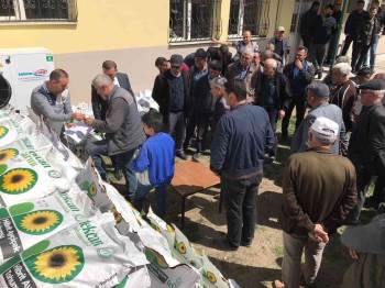 Dinar’Da 113 Çiftçiye Yağlık Ayçiçeği Tohumu Dağıtıldı
