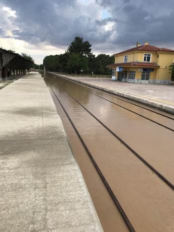 Dinar’Da Aşırı Yağış Hemzemin Geçitleri Ve Demiryolunu Sular Altında Bıraktı
