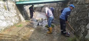Dodurga’Da Açık Kanalın Temizlik Çalışmaları Yapılıyor
