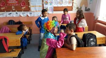 Dpü Eğitim Fakültesi Öğrencileri, Köy Okulunun Çocuk Şenliğinde
