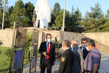 Dumlupınar’Da İlk Hedef Anıtı’Nda 15 Temmuz Şehitleri İçin Resim Sergisi Açıldı

