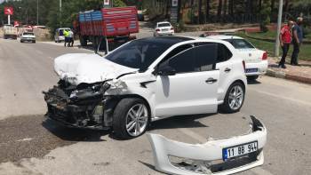 Duraksayan Kamyona Otomobil Arkadan Çarptı; 2 Kişi Yaralandı
